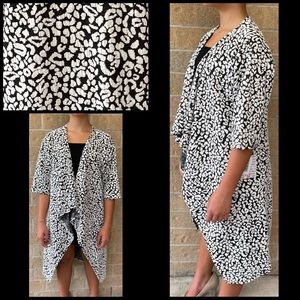 👚New LuLaRoe Shirley Stretch Kimono small black white
